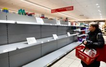 Дистанция и квоты на туалетную бумагу: супермаркеты Германии ввели ограничение из-за коронавируса (фоторепортаж)