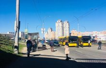 В Киеве разъяренный пассажир вышвырнул из троллейбуса контролера (видео)