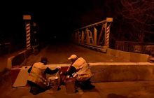 У Чернівцях через спалах COVID-19 бетонними плитами заблокували один із в’їздів у місто (фото)