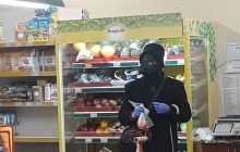 В Тернопольской области покупатель пришел в супермаркет в маске чумного врача (видео)