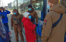 Ситуація із транспортом в Києві: люди на зупинках просто проводжають його поглядом (фото, відео)