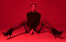 Эпатажная MARUV раздвинула ноги в провокационной фотосессии