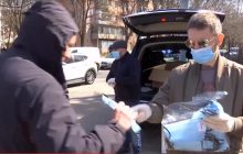 Людяність проти коронавірусу: одесит безкоштовно роздав містянам 4 тисячі захисних масок (відео)