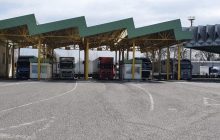 Водії блокують рух на КПП у Чопі, бо не хочуть підписувати зобов’язання про самоізоляцію (фото)