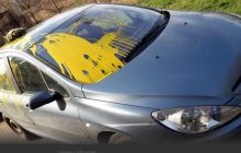 В Ужгороді іномарку депутата облили фарбою та поклали похоронний вінок (фото)