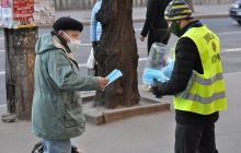 У Хмельницькому на зупинках громадського транспорту безкоштовно роздавали медичні маски (фото)