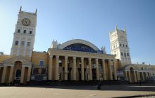 Очереди на остановках, пустые вокзалы и детские площадки: как проходит карантин в Харькове (фоторепортаж)