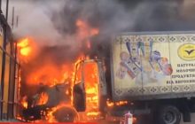 У Києві раптово спалахнула вантажівка, вогонь перекинувся на торгові точки (відео)