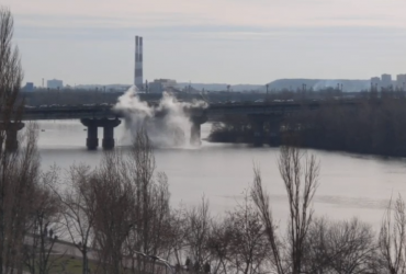 Окріп у Дніпро: у Києві прорвало міст Патона (відео)