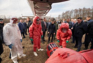 Владимир Зеленский осмотрел санитарный вертолет МИ-8МТВ-1