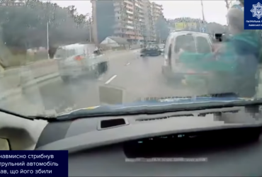 На Львовщине оштрафованный водитель бросился под колеса патрульных (видео)