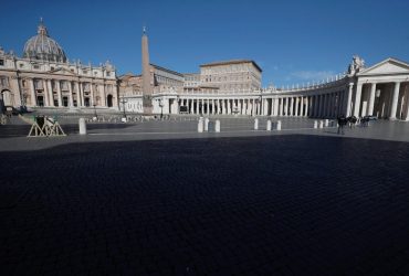 Врятуйте українських дітей: оголений чоловік у Ватикані протестував проти війни в Україні