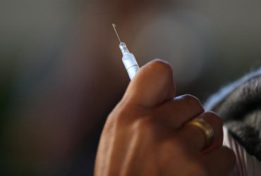 У Британії назвали терміни початку вакцинації від коронавірусу - ЗМІ