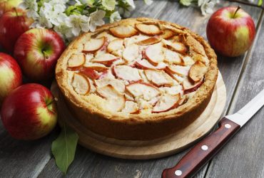 Дуже смачна шарлотка з яблуками: повітряне тісто і карамельна скоринка