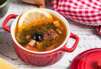 солянка суп рецепт с колбасой и оливками и огурцами | Дзен