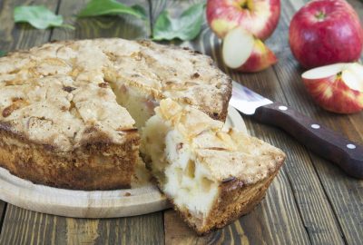 Яблочный пирог на кефире: просто смешайте все и в духовку