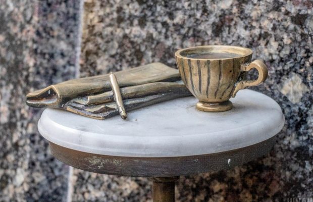 Идеи для весенней экскурсии по Киеву: ищем бронзовые скульптурки (фоторепортаж)