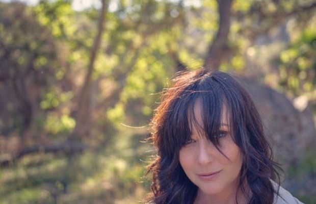 "Дбаю про себе і приймаю кожен день": Шеннен Доерті розповіла про боротьбу з раком