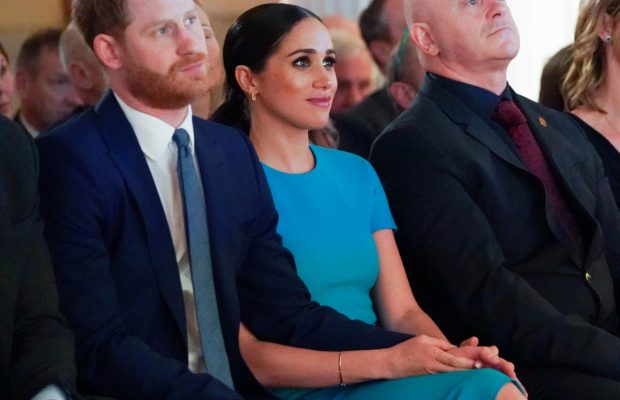 "Знайшла спосіб управляти чоловіком": Меган Маркл відштовхнула принца Гаррі, щоб пройти вперед (відео)