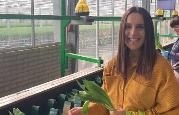 Працівник року: вагітна Джамала спробувала себе в ролі робітниці конвеєра (відео)