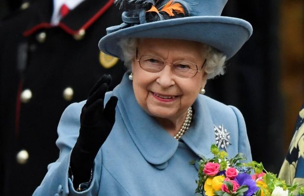 Totally blue: королева Єлизавета II з'явилася на службі в яскравому образі і капелюсі з пір'ям (фото, відео)
