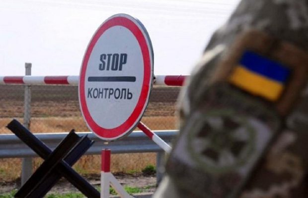 Україна закриває більшу частину пунктів пропуску на кордоні – Шмигаль