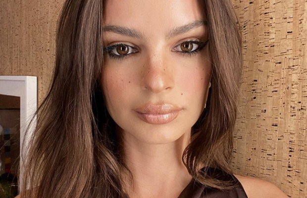 З незвичайним вирізом: Емілі Ратаковскі помітили в сукні від українського дизайнера (фото)