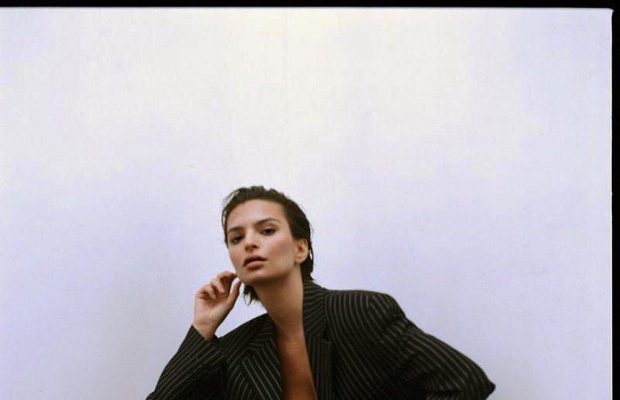 Супермодель Емілі Ратаковскі засвітила голі груди, не надівши білизну (фото)