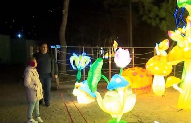 3 километра шелка и тысячи лампочек: в Одессе открыли уникальную выставку (видео)