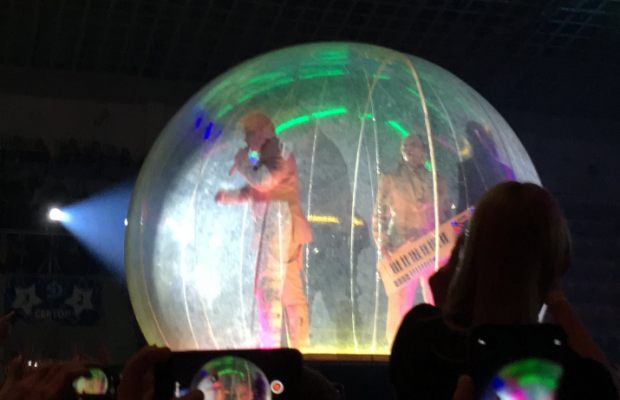 "Коронавірус не пройде": соліст групи Rammstein виступав у надувній бульбашці (фото)