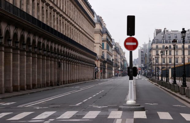 Карантин в Париже: улицы французской столицы опустели (фоторепортаж)