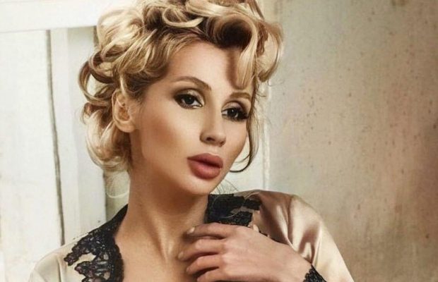 Лобода в шелковой пижаме показала выдающуюся грудь (фото)