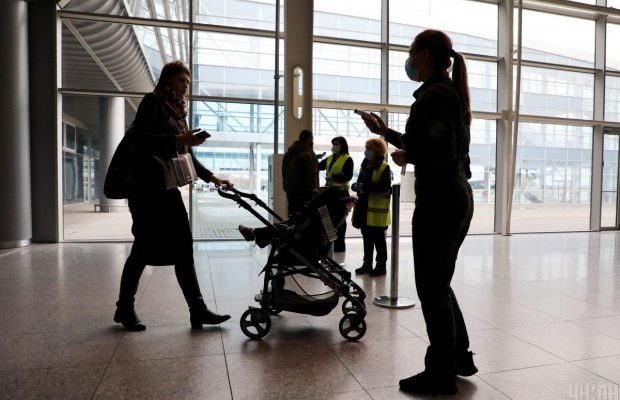 МИД рекомендует приостановить продажу билетов в страны, которые не пускают украинских туристов