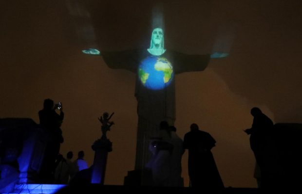 В Бразилии зажгли статую Христа Спасителя флагами стран, в которых есть коронавирус (фото, видео)