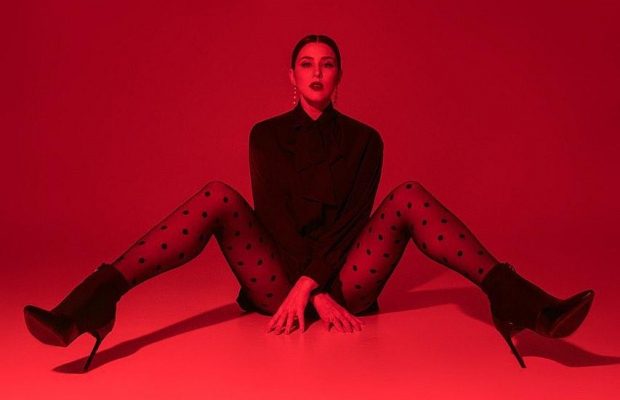 Эпатажная MARUV раздвинула ноги в провокационной фотосессии