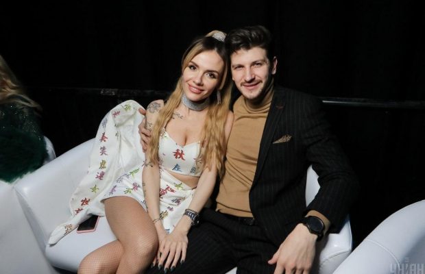 Співачка Mamarika, яка втекла з Гостомеля, показала сина