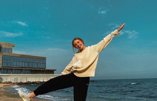 "Чому без маски?": Лола зі "Школи" показала, як проводить час на карантині