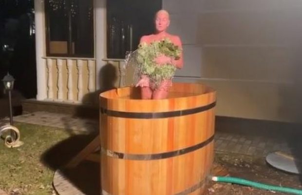 Красная и раздетая: Волочкова оголилась на публику и залезла в бочку (видео)