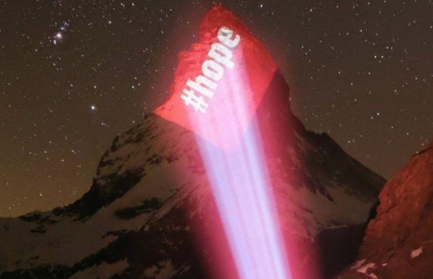 "Оставайтесь дома": на самой знаменитой вершине Швейцарии написали призыв к гражданам из-за коронавируса