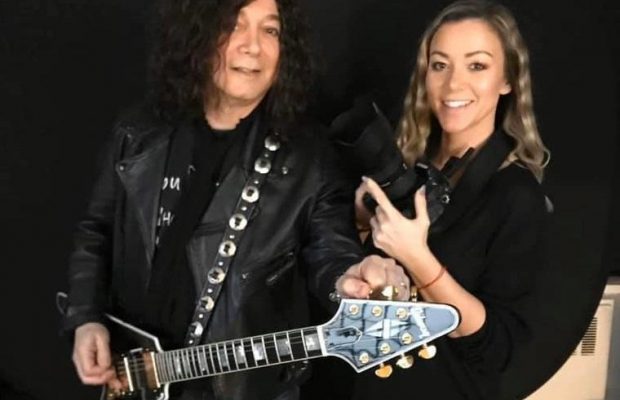 Автор всемирно известного хита I Love Rock 'n' Roll умер от коронавируса