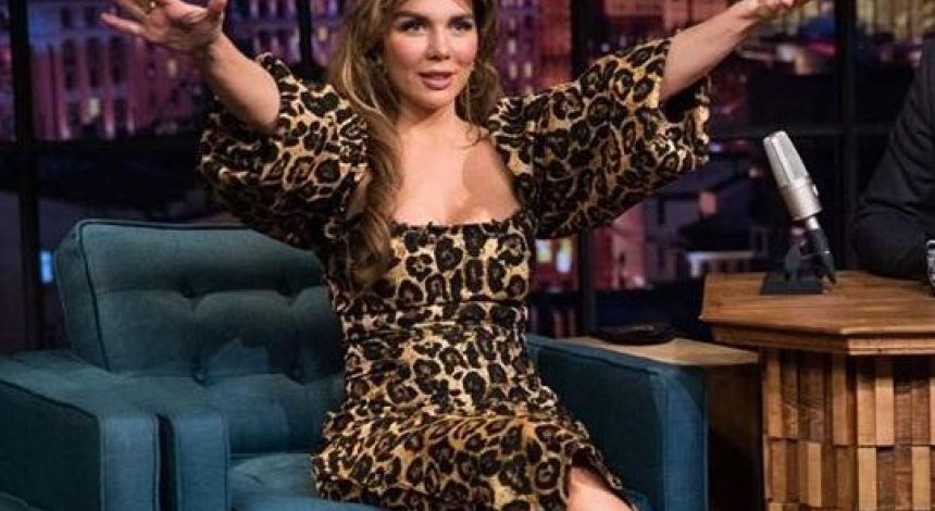 Седокова блеснула пышной грудью в облегающем "хищном" платье