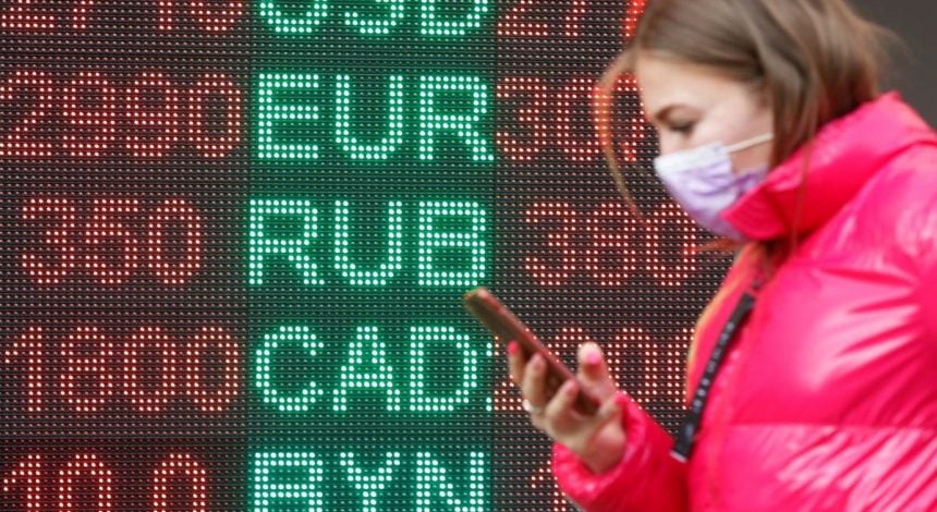 Доллар застыл на месте, евро подешевел: свежий курс валют