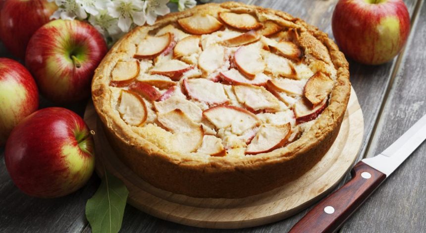 Очень вкусная шарлотка с яблоками: воздушное тесто и карамельная корочка