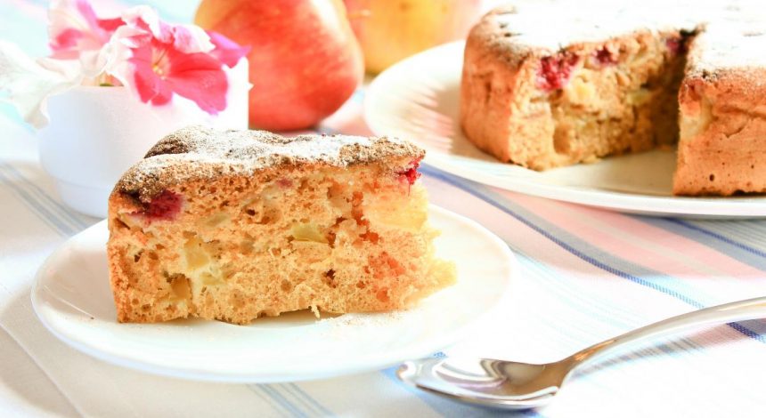 Самый вкусный яблочный пирог за 30 минут: рецепт, от которого потекут слюнки