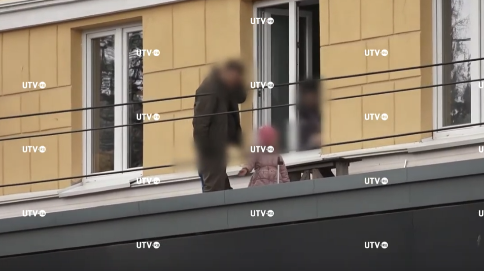 Россиянин "выгулял" детей на крыше / скриншот видео Россиянин "выгулял" детей на крыше / скриншот видео