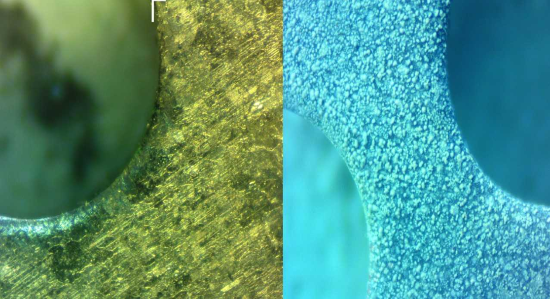 На фото слева - поверхность титановой пластины (голый металл, микроскоп XS 6220, 100*). На фото справа - поверхность пластины изменена до АНАТАЗЫ с кремнием (Oberig-Si, микроскоп XS 6220, 100*)