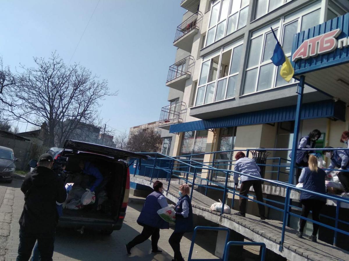 Корпорація 'АТБ' забезпечить безкоштовними проднаборами сотні тисяч соціально незахищених українців Корпорація 'АТБ' забезпечить безкоштовними проднаборами сотні тисяч соціально незахищених українців