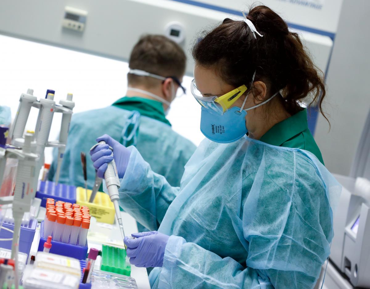 Вірус міг втекти з лабораторії в Ухані / фото REUTERS