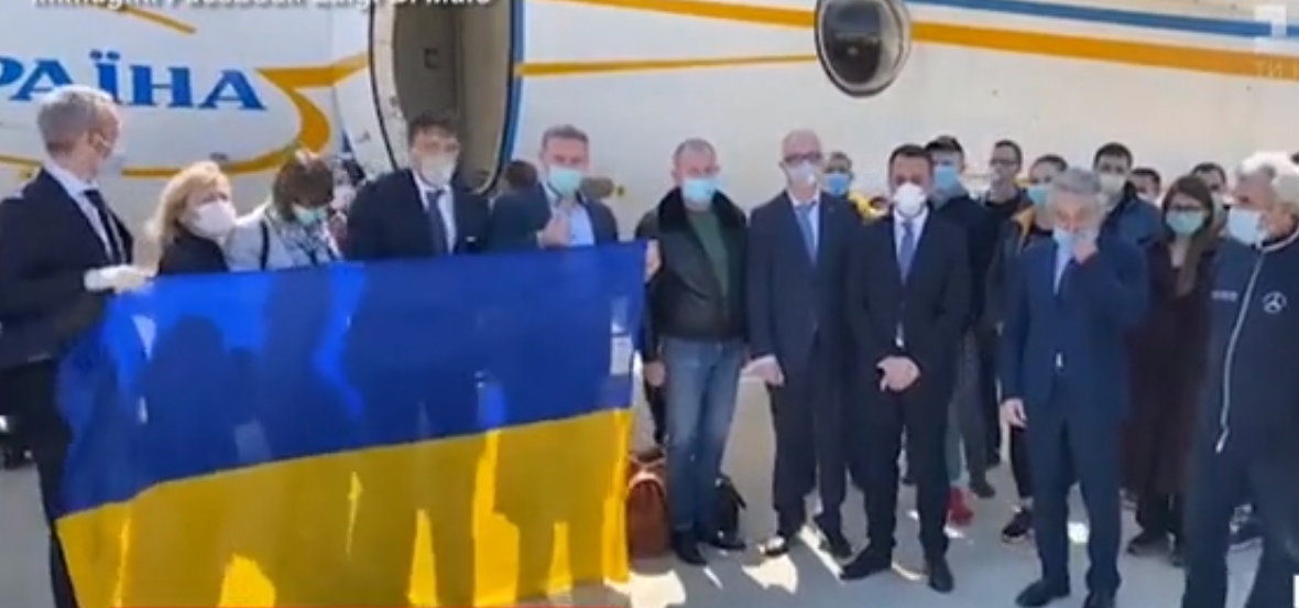 Украинские врачи прибыли в Неаполь / скриншот Украинские врачи прибыли в Неаполь / скриншот