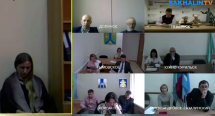 Мер, не соромлячись, торкався своєї заступниці під столом / скріншот Мер, не соромлячись, торкався своєї заступниці під столом / скріншот